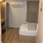 The Lola Hotel 2*