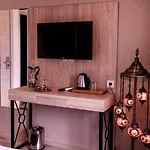 The Lola Hotel