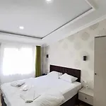 The Lola Hotel
