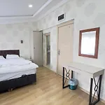 Hotel The Lola