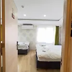 The Lola Hotel 2*