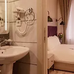 Hotel The Lola