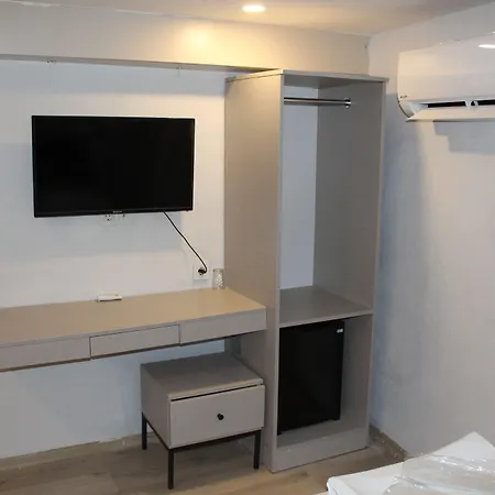 The Lola Hotel 2*