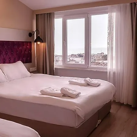 Hotel The Lola 2*
