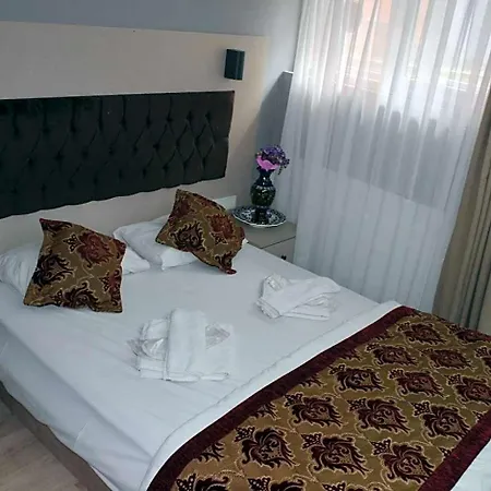 Hotel The Lola 2*